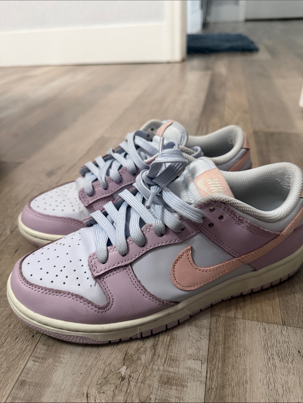 Nike woman Low-Top Sneakers in Lavender and Peach